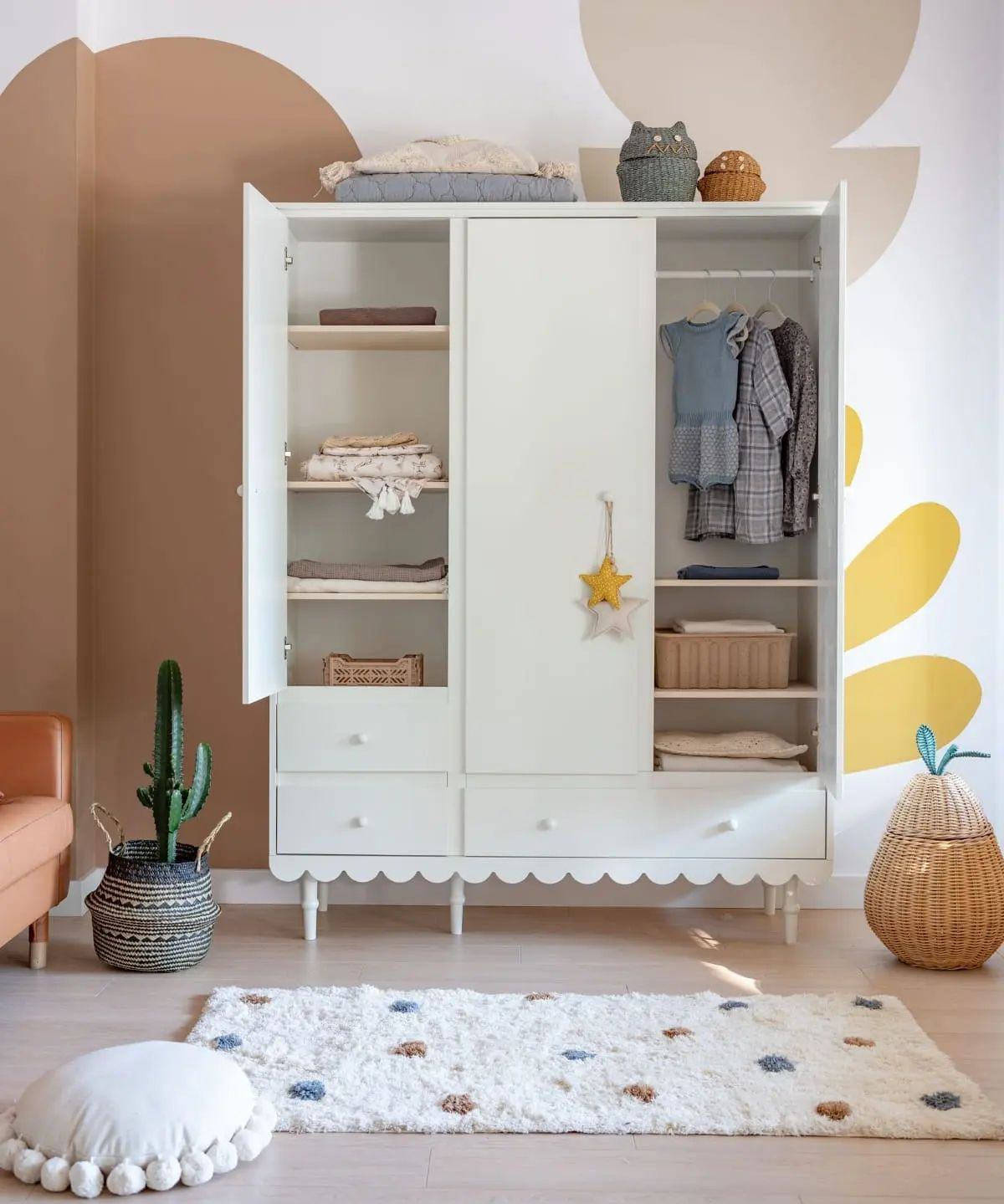 Kleiderschrank Mit Viel Stauraum Im Vintage/ Retro Stil Zum Verlieben in Kleiderschrank Kinderzimmer Weiß